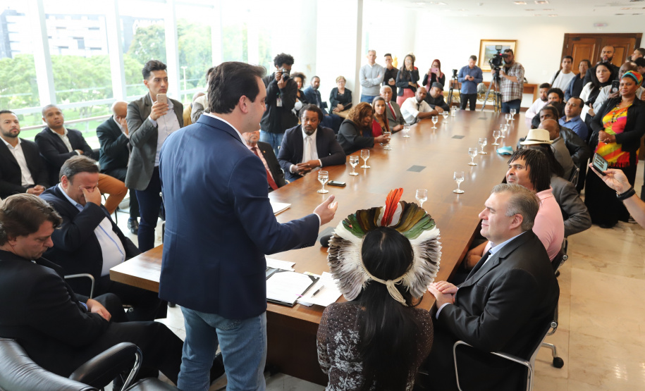 O governador Carlos Massa Ratinho Massa sanciona a lei que institui o Dia Estadual de Luta pela Eliminação da Discriminação Racial. Foto: José Fernando Ogura/ANPr