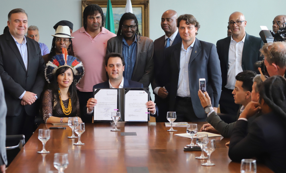 O governador Carlos Massa Ratinho Massa sanciona a lei que institui o Dia Estadual de Luta pela Eliminação da Discriminação Racial. Foto: José Fernando Ogura/ANPr