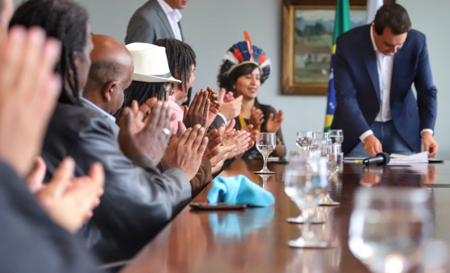 O governador Carlos Massa Ratinho Massa sanciona a lei que institui o Dia Estadual de Luta pela Eliminação da Discriminação Racial. Foto: José Fernando Ogura/ANPr