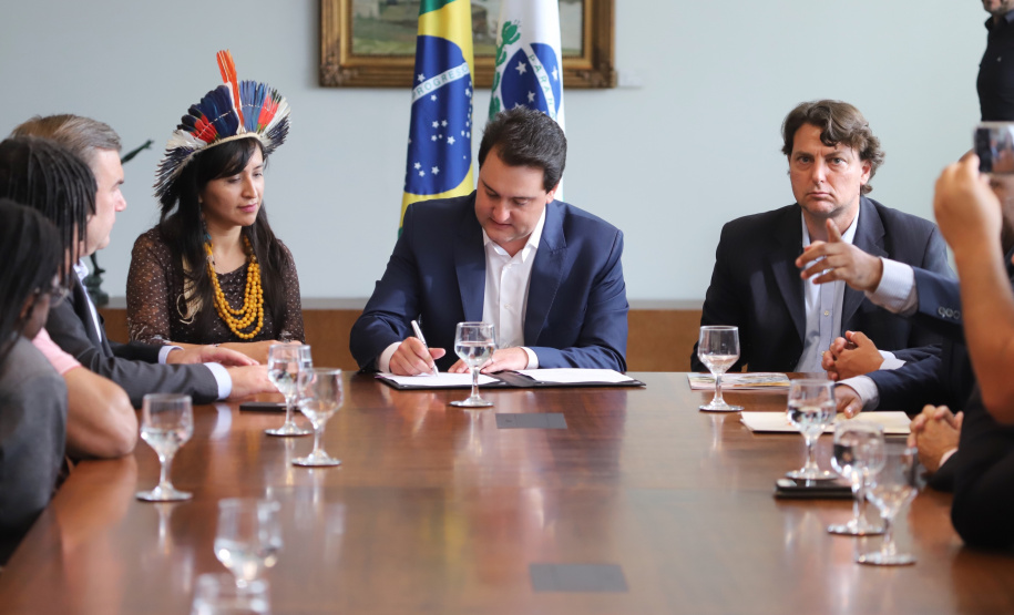 O governador Carlos Massa Ratinho Massa sanciona a lei que institui o Dia Estadual de Luta pela Eliminação da Discriminação Racial. Foto: José Fernando Ogura/ANPr