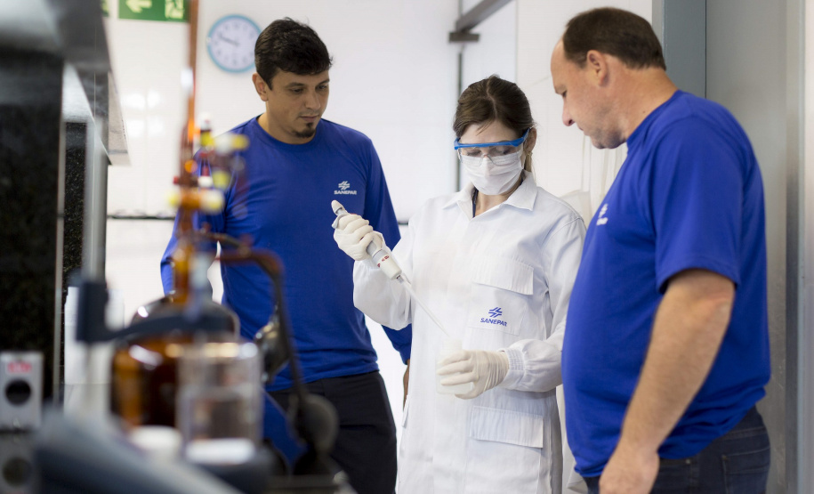 Presente em 345 municípios no Paraná, a Companhia de Saneamento do Paraná (Sanepar) comemora o Dia Mundial da Água com um índice de 100% no atendimento com água tratada da população urbana atendida nessas cidades. São mais de 3 milhões de ligações de água, 54 mil quilômetros de redes distribuidoras e 166 estações de tratamento. A Sanepar também atende Porto União, em Santa Catarina. - Curitiba, 21/03/2019 - Foto: Divulgação Tecpar