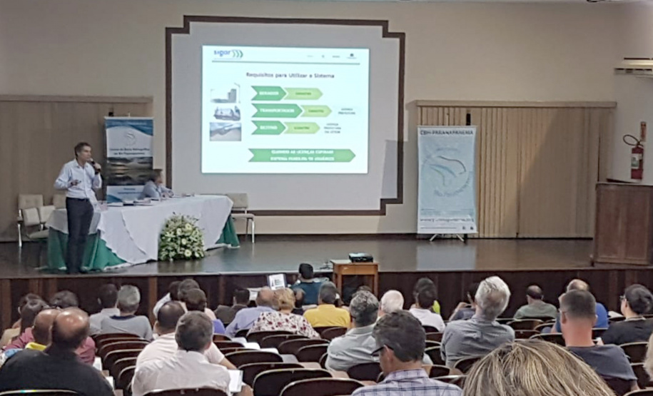 Cerca de 65 mil toneladas de resíduos sólidos domiciliares são tratados por ano nos aterros de sete municípios paranaenses que estão sob a responsabilidade da Companhia de Saneamento do Paraná (Sanepar). Esta experiência, que já é referência em termos de excelência na gestão, foi apresentada no encontro "Interface da Gestão de Resíduos Sólidos com Recursos Hídricos" nesta quarta-feira (20) em Jacarezinho. Foto: Sanepar