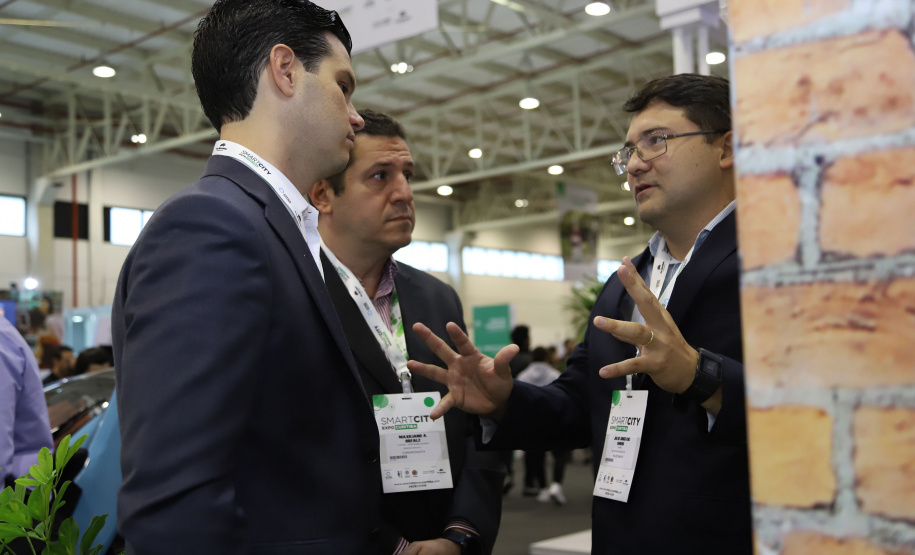 Presidente da Copel, Daniel Pimentel Slaviero, o diretor de Distribuição, Maximiliano Orfali, e o superintendente de Smart Grid e Projetos Especiais da Copel, Julio Omori, verificam o funcionamento dos medidores inteligentes no estande da Copel.  -  Curitiba, 21/03/2019  -  Foto: Daniela Catisti/Copel