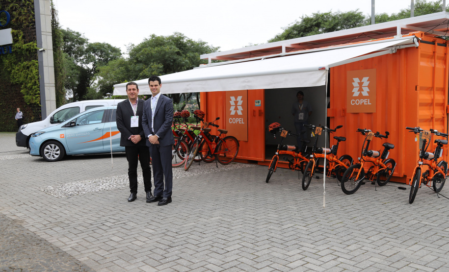 O presidente da Copel, Daniel Pimentel Slaviero, o diretor de Distribuição, Maximiliano Orfali, em frente ao container da Copel  -  Curitiba, 21/03/2019  -  Foto: Daniele Catisti/Copel