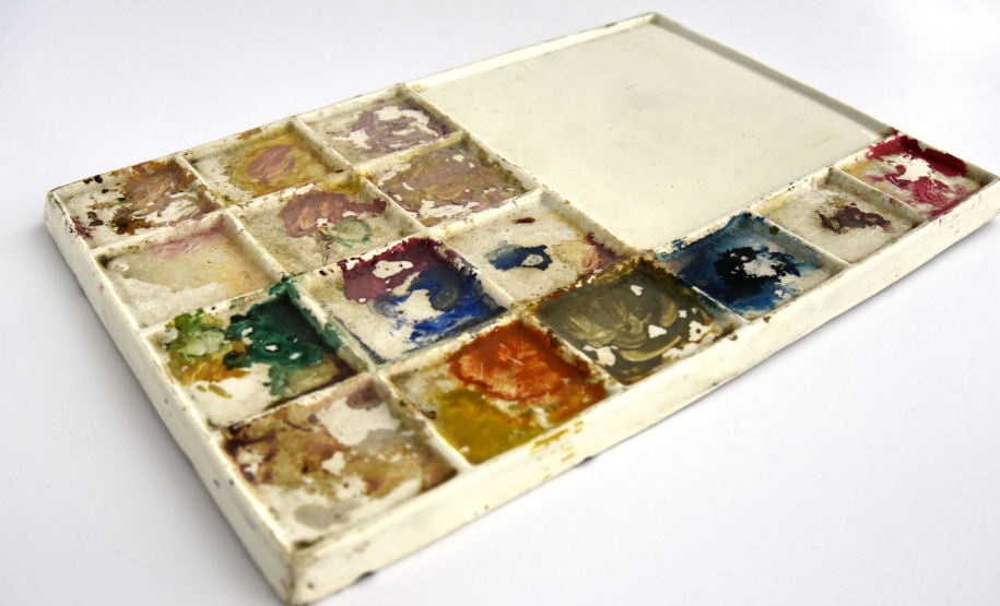 Paleta em porcelana branca que pertenceu a Iria Corrêa. Foto: Kraw Penas/SECC