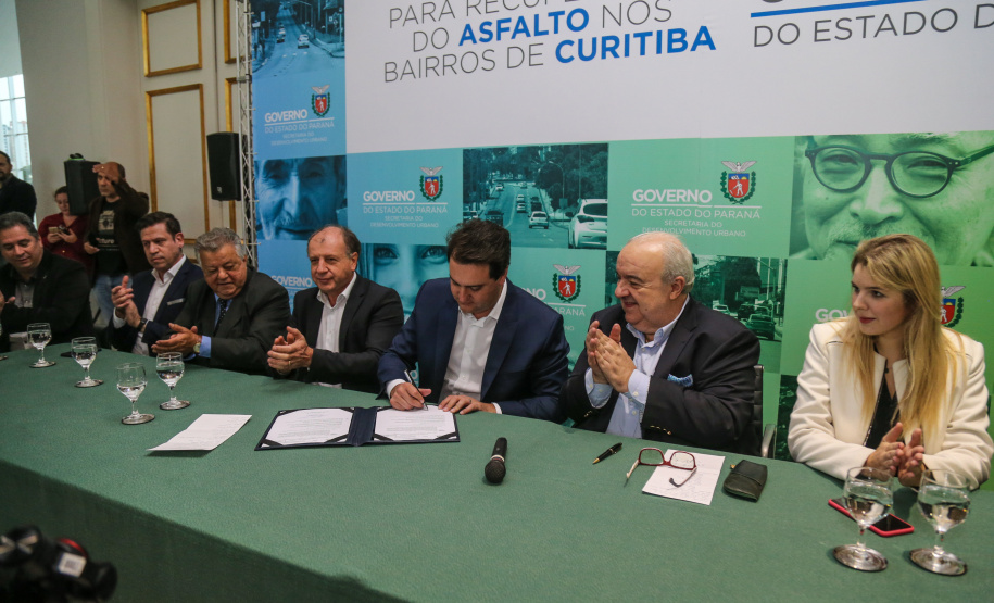 O governador Carlos Massa Ratinho Junior autoriza nesta quinta-feira (21) recursos para obras de recape asfáltico em ruas de 36 bairros de Curitiba. A assinatura contou com a presença do prefeito Rafael Greca e o secretário de Estado do Desenvolvimento Urbano, João Carlos Ortega, no Palácio Iguaçu, Curitiba, 21/03/2019 - Foto: Geraldo Bubniak/ANPr