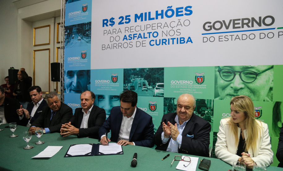 O governador Carlos Massa Ratinho Junior autoriza nesta quinta-feira (21) recursos para obras de recape asfáltico em ruas de 36 bairros de Curitiba. A assinatura contou com a presença do prefeito Rafael Greca e o secretário de Estado do Desenvolvimento Urbano, João Carlos Ortega, no Palácio Iguaçu, Curitiba, 21/03/2019 - Foto: Geraldo Bubniak/ANPr