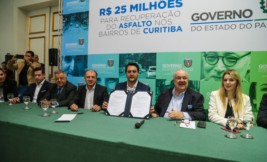 O governador Carlos Massa Ratinho Junior autoriza nesta quinta-feira (21) recursos para obras de recape asfáltico em ruas de 36 bairros de Curitiba. A assinatura contou com a presença do prefeito Rafael Greca e o secretário de Estado do Desenvolvimento Urbano, João Carlos Ortega, no Palácio Iguaçu, Curitiba, 21/03/2019 - Foto: Geraldo Bubniak/ANPr