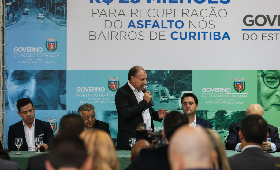 O governador Carlos Massa Ratinho Junior autoriza nesta quinta-feira (21) recursos para obras de recape asfáltico em ruas de 36 bairros de Curitiba. A assinatura contou com a presença do prefeito Rafael Greca e o secretário de Estado do Desenvolvimento Urbano, João Carlos Ortega, no Palácio Iguaçu, Curitiba, 21/03/2019 - Foto: Geraldo Bubniak/ANPr