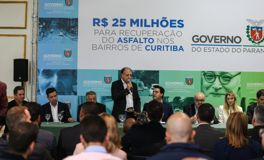 O governador Carlos Massa Ratinho Junior autoriza nesta quinta-feira (21) recursos para obras de recape asfáltico em ruas de 36 bairros de Curitiba. A assinatura contou com a presença do prefeito Rafael Greca e o secretário de Estado do Desenvolvimento Urbano, João Carlos Ortega, no Palácio Iguaçu, Curitiba, 21/03/2019 - Foto: Geraldo Bubniak/ANPr