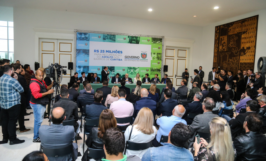 O governador Carlos Massa Ratinho Junior autoriza nesta quinta-feira (21) recursos para obras de recape asfáltico em ruas de 36 bairros de Curitiba. A assinatura contou com a presença do prefeito Rafael Greca e o secretário de Estado do Desenvolvimento Urbano, João Carlos Ortega, no Palácio Iguaçu, Curitiba, 21/03/2019 - Foto: Geraldo Bubniak/ANPr