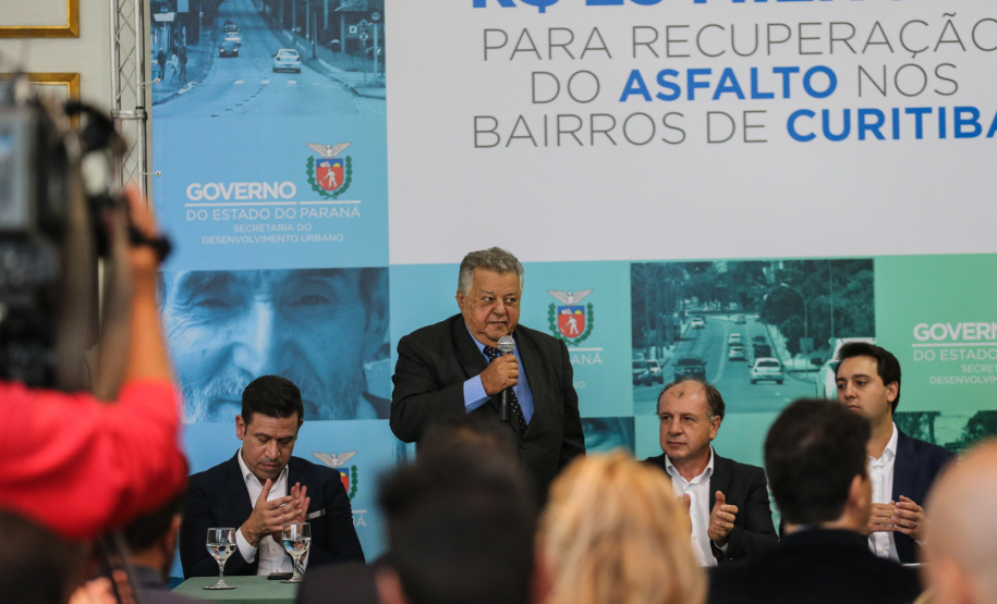 O governador Carlos Massa Ratinho Junior autoriza nesta quinta-feira (21) recursos para obras de recape asfáltico em ruas de 36 bairros de Curitiba. A assinatura contou com a presença do prefeito Rafael Greca e o secretário de Estado do Desenvolvimento Urbano, João Carlos Ortega, no Palácio Iguaçu, Curitiba, 21/03/2019 - Foto: Geraldo Bubniak/ANPr