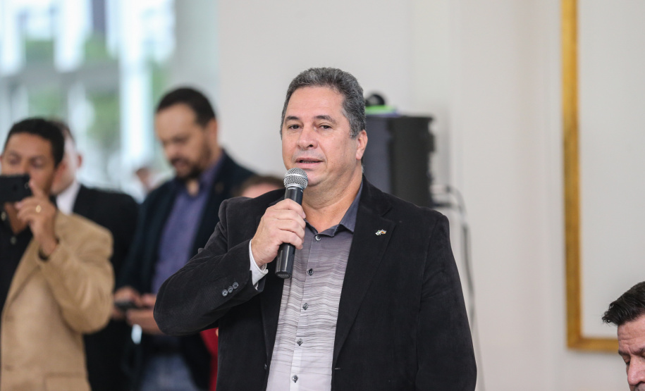 O governador Carlos Massa Ratinho Junior autoriza nesta quinta-feira (21) recursos para obras de recape asfáltico em ruas de 36 bairros de Curitiba. A assinatura contou com a presença do prefeito Rafael Greca e o secretário de Estado do Desenvolvimento Urbano, João Carlos Ortega, no Palácio Iguaçu, Curitiba, 21/03/2019 - Foto: Geraldo Bubniak/ANPr