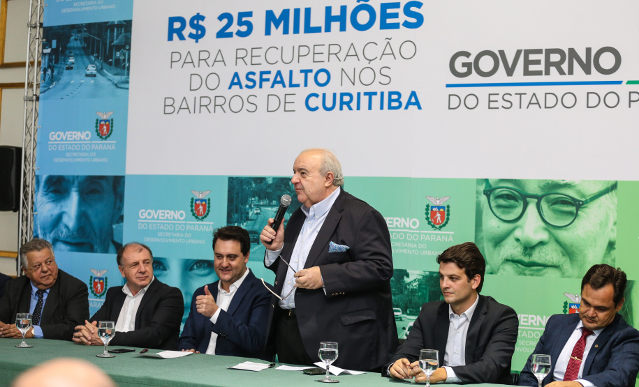O governador Carlos Massa Ratinho Junior autoriza nesta quinta-feira (21) recursos para obras de recape asfáltico em ruas de 36 bairros de Curitiba. A assinatura contou com a presença do prefeito Rafael Greca e o secretário de Estado do Desenvolvimento Urbano, João Carlos Ortega, no Palácio Iguaçu, Curitiba, 21/03/2019 - Foto: Geraldo Bubniak/ANPr