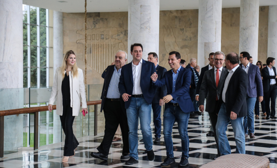 O governador Carlos Massa Ratinho Junior autoriza nesta quinta-feira (21) recursos para obras de recape asfáltico em ruas de 36 bairros de Curitiba. A assinatura contou com a presença do prefeito Rafael Greca e o secretário de Estado do Desenvolvimento Urbano, João Carlos Ortega, no Palácio Iguaçu, Curitiba, 21/03/2019 - Foto: Geraldo Bubniak/ANPr