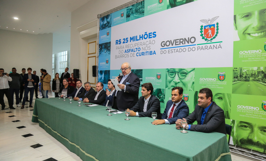 O governador Carlos Massa Ratinho Junior autoriza nesta quinta-feira (21) recursos para obras de recape asfáltico em ruas de 36 bairros de Curitiba. A assinatura contou com a presença do prefeito Rafael Greca e o secretário de Estado do Desenvolvimento Urbano, João Carlos Ortega, no Palácio Iguaçu, Curitiba, 21/03/2019 - Foto: Geraldo Bubniak/ANPr