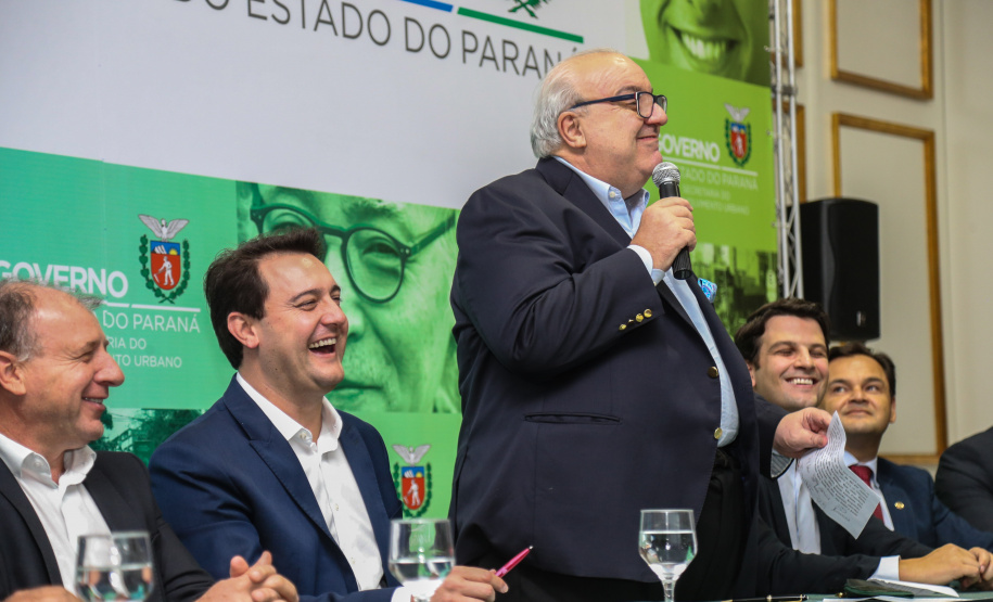O governador Carlos Massa Ratinho Junior autoriza nesta quinta-feira (21) recursos para obras de recape asfáltico em ruas de 36 bairros de Curitiba. A assinatura contou com a presença do prefeito Rafael Greca e o secretário de Estado do Desenvolvimento Urbano, João Carlos Ortega, no Palácio Iguaçu, Curitiba, 21/03/2019 - Foto: Geraldo Bubniak/ANPr