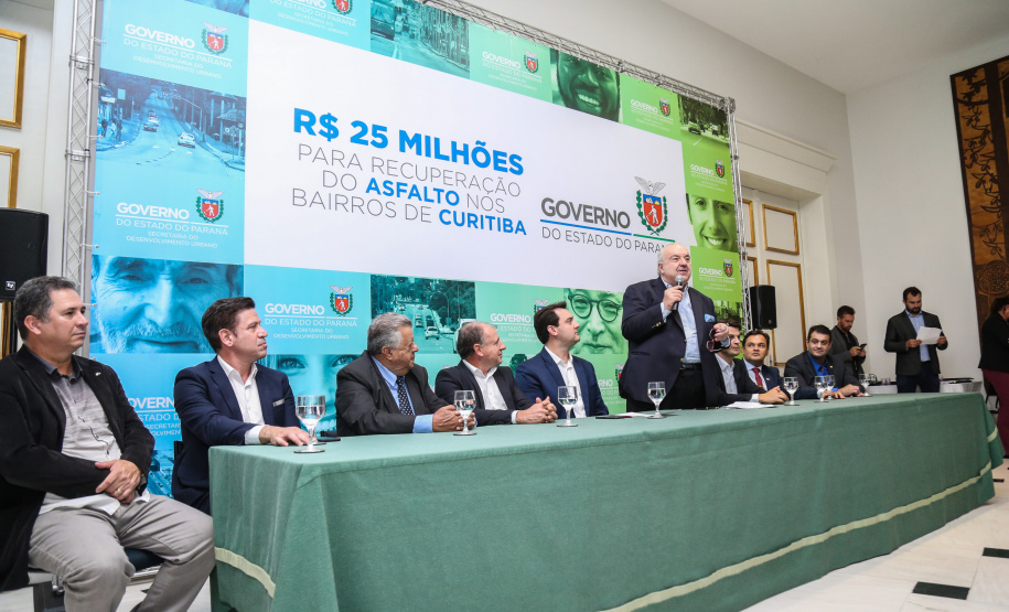 O governador Carlos Massa Ratinho Junior autoriza nesta quinta-feira (21) recursos para obras de recape asfáltico em ruas de 36 bairros de Curitiba. A assinatura contou com a presença do prefeito Rafael Greca e o secretário de Estado do Desenvolvimento Urbano, João Carlos Ortega, no Palácio Iguaçu, Curitiba, 21/03/2019 - Foto: Geraldo Bubniak/ANPr