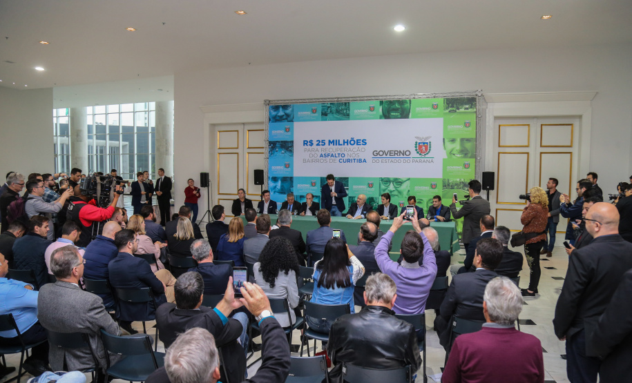 O governador Carlos Massa Ratinho Junior autoriza nesta quinta-feira (21) recursos para obras de recape asfáltico em ruas de 36 bairros de Curitiba. A assinatura contou com a presença do prefeito Rafael Greca e o secretário de Estado do Desenvolvimento Urbano, João Carlos Ortega, no Palácio Iguaçu, Curitiba, 21/03/2019 - Foto: Geraldo Bubniak/ANPr