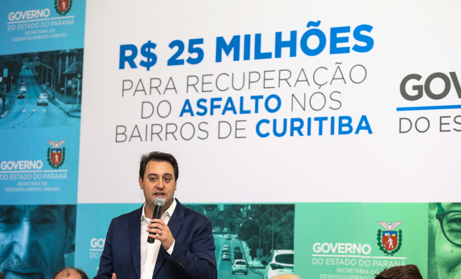 O governador Carlos Massa Ratinho Junior autoriza nesta quinta-feira (21) recursos para obras de recape asfáltico em ruas de 36 bairros de Curitiba. A assinatura contou com a presença do prefeito Rafael Greca e o secretário de Estado do Desenvolvimento Urbano, João Carlos Ortega, no Palácio Iguaçu, Curitiba, 21/03/2019 - Foto: Geraldo Bubniak/ANPr