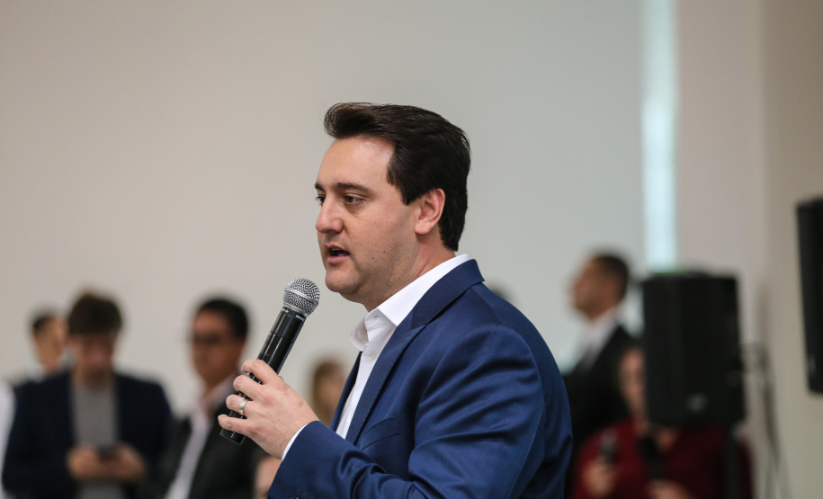 O governador Carlos Massa Ratinho Junior autoriza nesta quinta-feira (21) recursos para obras de recape asfáltico em ruas de 36 bairros de Curitiba. A assinatura contou com a presença do prefeito Rafael Greca e o secretário de Estado do Desenvolvimento Urbano, João Carlos Ortega, no Palácio Iguaçu, Curitiba, 21/03/2019 - Foto: Geraldo Bubniak/ANPr