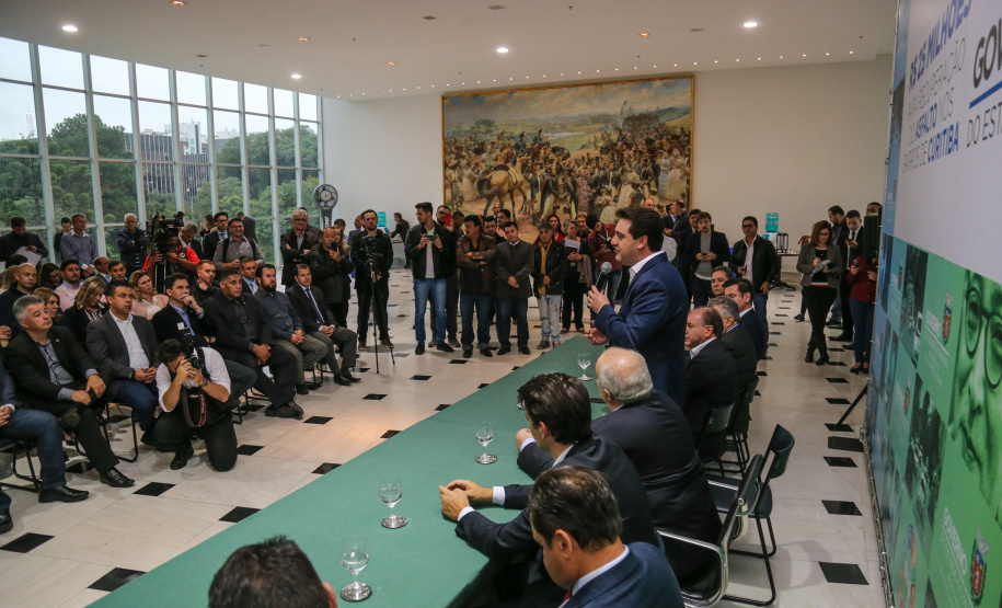 O governador Carlos Massa Ratinho Junior autoriza nesta quinta-feira (21) recursos para obras de recape asfáltico em ruas de 36 bairros de Curitiba. A assinatura contou com a presença do prefeito Rafael Greca e o secretário de Estado do Desenvolvimento Urbano, João Carlos Ortega, no Palácio Iguaçu, Curitiba, 21/03/2019 - Foto: Geraldo Bubniak/ANPr