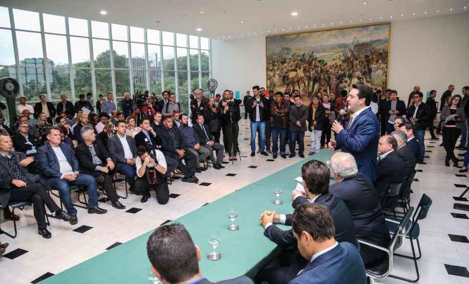 O governador Carlos Massa Ratinho Junior autoriza nesta quinta-feira (21) recursos para obras de recape asfáltico em ruas de 36 bairros de Curitiba. A assinatura contou com a presença do prefeito Rafael Greca e o secretário de Estado do Desenvolvimento Urbano, João Carlos Ortega, no Palácio Iguaçu, Curitiba, 21/03/2019 - Foto: Geraldo Bubniak/ANPr