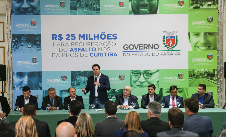 O governador Carlos Massa Ratinho Junior autoriza nesta quinta-feira (21) recursos para obras de recape asfáltico em ruas de 36 bairros de Curitiba. A assinatura contou com a presença do prefeito Rafael Greca e o secretário de Estado do Desenvolvimento Urbano, João Carlos Ortega, no Palácio Iguaçu, Curitiba, 21/03/2019 - Foto: Geraldo Bubniak/ANPr