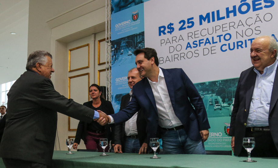 O governador Carlos Massa Ratinho Junior autoriza nesta quinta-feira (21) recursos para obras de recape asfáltico em ruas de 36 bairros de Curitiba. A assinatura contou com a presença do prefeito Rafael Greca e o secretário de Estado do Desenvolvimento Urbano, João Carlos Ortega, no Palácio Iguaçu, Curitiba, 21/03/2019 - Foto: Geraldo Bubniak/ANPr