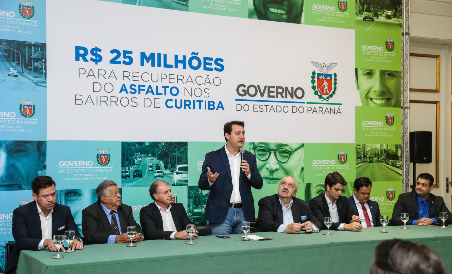 O governador Carlos Massa Ratinho Junior autoriza nesta quinta-feira (21) recursos para obras de recape asfáltico em ruas de 36 bairros de Curitiba. A assinatura contou com a presença do prefeito Rafael Greca e o secretário de Estado do Desenvolvimento Urbano, João Carlos Ortega, no Palácio Iguaçu, Curitiba, 21/03/2019 - Foto: Geraldo Bubniak/ANPr
