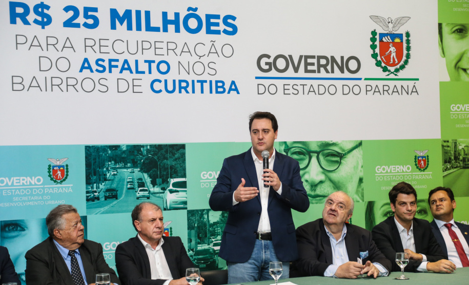 O governador Carlos Massa Ratinho Junior autoriza nesta quinta-feira (21) recursos para obras de recape asfáltico em ruas de 36 bairros de Curitiba. A assinatura contou com a presença do prefeito Rafael Greca e o secretário de Estado do Desenvolvimento Urbano, João Carlos Ortega, no Palácio Iguaçu, Curitiba, 21/03/2019 - Foto: Geraldo Bubniak/ANPr