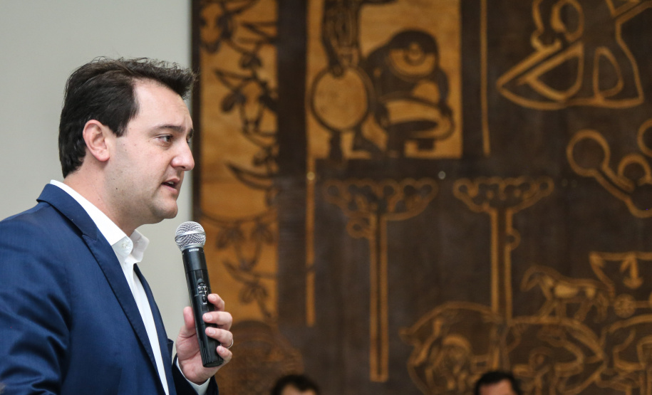 O governador Carlos Massa Ratinho Junior autoriza nesta quinta-feira (21) recursos para obras de recape asfáltico em ruas de 36 bairros de Curitiba. A assinatura contou com a presença do prefeito Rafael Greca e o secretário de Estado do Desenvolvimento Urbano, João Carlos Ortega, no Palácio Iguaçu, Curitiba, 21/03/2019 - Foto: Geraldo Bubniak/ANPr