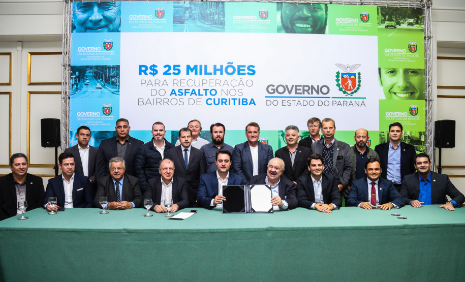 O governador Carlos Massa Ratinho Junior autoriza nesta quinta-feira (21) recursos para obras de recape asfáltico em ruas de 36 bairros de Curitiba. A assinatura contou com a presença do prefeito Rafael Greca e o secretário de Estado do Desenvolvimento Urbano, João Carlos Ortega, no Palácio Iguaçu, Curitiba, 21/03/2019 - Foto: Geraldo Bubniak/ANPr