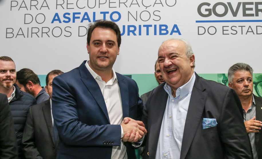O governador Carlos Massa Ratinho Junior autoriza nesta quinta-feira (21) recursos para obras de recape asfáltico em ruas de 36 bairros de Curitiba. A assinatura contou com a presença do prefeito Rafael Greca e o secretário de Estado do Desenvolvimento Urbano, João Carlos Ortega, no Palácio Iguaçu, Curitiba, 21/03/2019 - Foto: Geraldo Bubniak/ANPr