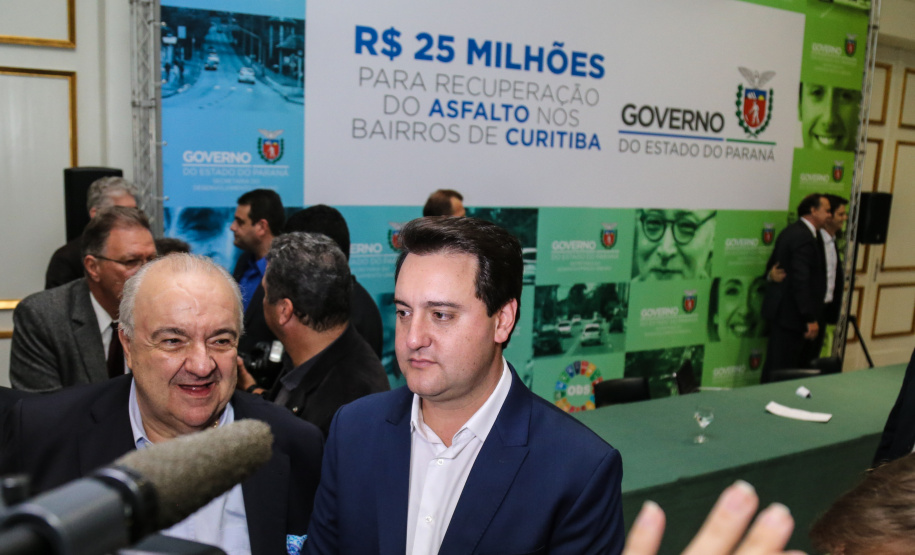 O governador Carlos Massa Ratinho Junior autoriza nesta quinta-feira (21) recursos para obras de recape asfáltico em ruas de 36 bairros de Curitiba. A assinatura contou com a presença do prefeito Rafael Greca e o secretário de Estado do Desenvolvimento Urbano, João Carlos Ortega, no Palácio Iguaçu, Curitiba, 21/03/2019 - Foto: Geraldo Bubniak/ANPr