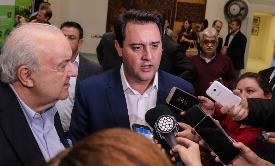 O governador Carlos Massa Ratinho Junior autoriza nesta quinta-feira (21) recursos para obras de recape asfáltico em ruas de 36 bairros de Curitiba. A assinatura contou com a presença do prefeito Rafael Greca e o secretário de Estado do Desenvolvimento Urbano, João Carlos Ortega, no Palácio Iguaçu, Curitiba, 21/03/2019 - Foto: Geraldo Bubniak/ANPr