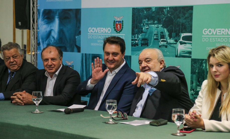 O governador Carlos Massa Ratinho Junior autoriza nesta quinta-feira (21) recursos para obras de recape asfáltico em ruas de 36 bairros de Curitiba. A assinatura contou com a presença do prefeito Rafael Greca e o secretário de Estado do Desenvolvimento Urbano, João Carlos Ortega, no Palácio Iguaçu, Curitiba, 21/03/2019 - Foto: Geraldo Bubniak/ANPr