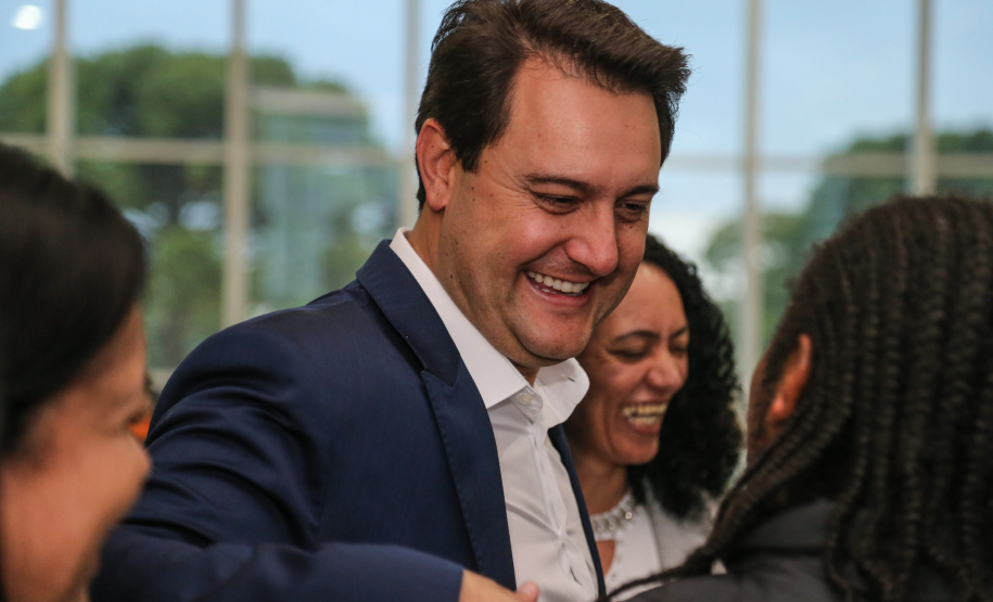 O governador Carlos Massa Ratinho Junior autoriza nesta quinta-feira (21) recursos para obras de recape asfáltico em ruas de 36 bairros de Curitiba. A assinatura contou com a presença do prefeito Rafael Greca e o secretário de Estado do Desenvolvimento Urbano, João Carlos Ortega, no Palácio Iguaçu, Curitiba, 21/03/2019 - Foto: Geraldo Bubniak/ANPr