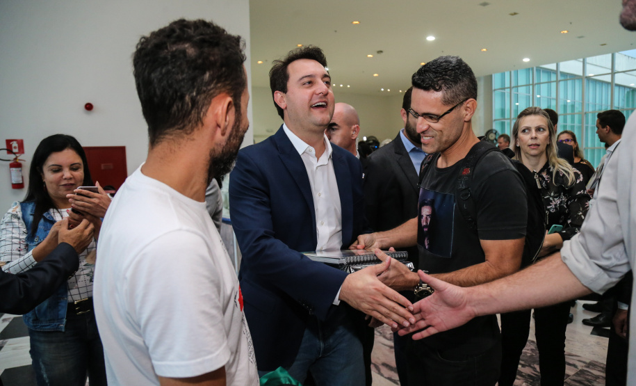 O governador Carlos Massa Ratinho Junior autoriza nesta quinta-feira (21) recursos para obras de recape asfáltico em ruas de 36 bairros de Curitiba. A assinatura contou com a presença do prefeito Rafael Greca e o secretário de Estado do Desenvolvimento Urbano, João Carlos Ortega, no Palácio Iguaçu, Curitiba, 21/03/2019 - Foto: Geraldo Bubniak/ANPr