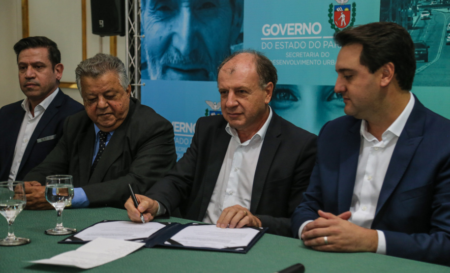 O governador Carlos Massa Ratinho Junior autoriza nesta quinta-feira (21) recursos para obras de recape asfáltico em ruas de 36 bairros de Curitiba. A assinatura contou com a presença do prefeito Rafael Greca e o secretário de Estado do Desenvolvimento Urbano, João Carlos Ortega, no Palácio Iguaçu, Curitiba, 21/03/2019 - Foto: Geraldo Bubniak/ANPr