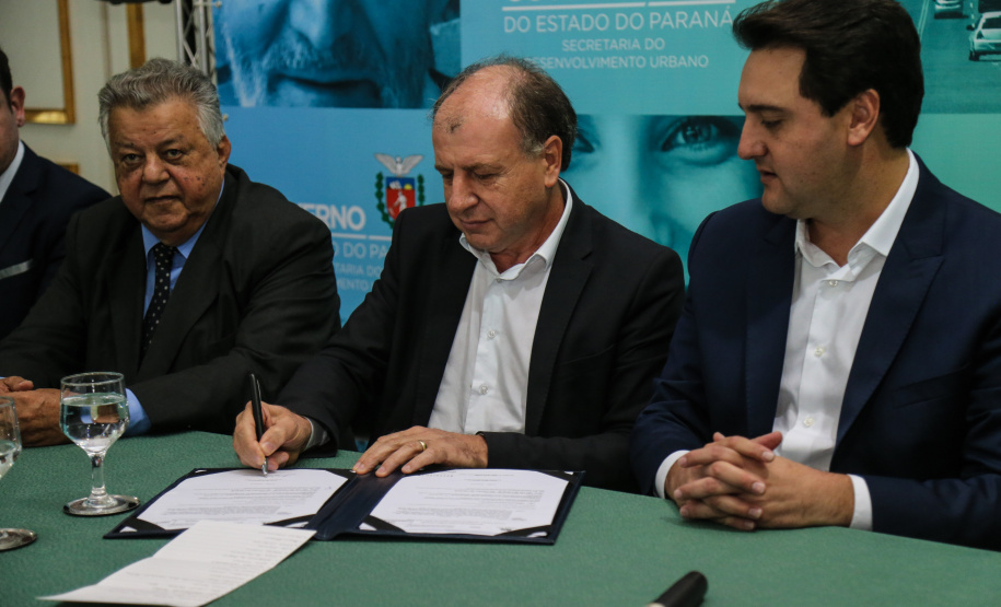 O governador Carlos Massa Ratinho Junior autoriza nesta quinta-feira (21) recursos para obras de recape asfáltico em ruas de 36 bairros de Curitiba. A assinatura contou com a presença do prefeito Rafael Greca e o secretário de Estado do Desenvolvimento Urbano, João Carlos Ortega, no Palácio Iguaçu, Curitiba, 21/03/2019 - Foto: Geraldo Bubniak/ANPr