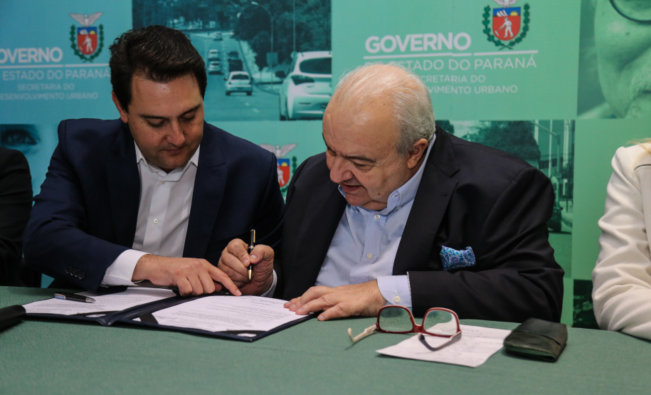O governador Carlos Massa Ratinho Junior autoriza nesta quinta-feira (21) recursos para obras de recape asfáltico em ruas de 36 bairros de Curitiba. A assinatura contou com a presença do prefeito Rafael Greca e o secretário de Estado do Desenvolvimento Urbano, João Carlos Ortega, no Palácio Iguaçu, Curitiba, 21/03/2019 - Foto: Geraldo Bubniak/ANPr