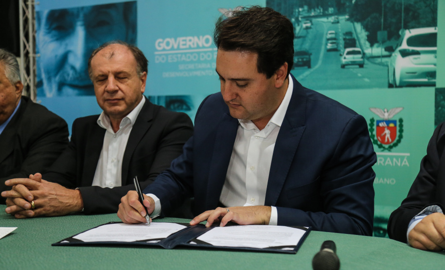 O governador Carlos Massa Ratinho Junior autoriza nesta quinta-feira (21) recursos para obras de recape asfáltico em ruas de 36 bairros de Curitiba. A assinatura contou com a presença do prefeito Rafael Greca e o secretário de Estado do Desenvolvimento Urbano, João Carlos Ortega, no Palácio Iguaçu, Curitiba, 21/03/2019 - Foto: Geraldo Bubniak/ANPr