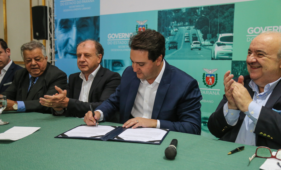O governador Carlos Massa Ratinho Junior autoriza nesta quinta-feira (21) recursos para obras de recape asfáltico em ruas de 36 bairros de Curitiba. A assinatura contou com a presença do prefeito Rafael Greca e o secretário de Estado do Desenvolvimento Urbano, João Carlos Ortega, no Palácio Iguaçu, Curitiba, 21/03/2019 - Foto: Geraldo Bubniak/ANPr