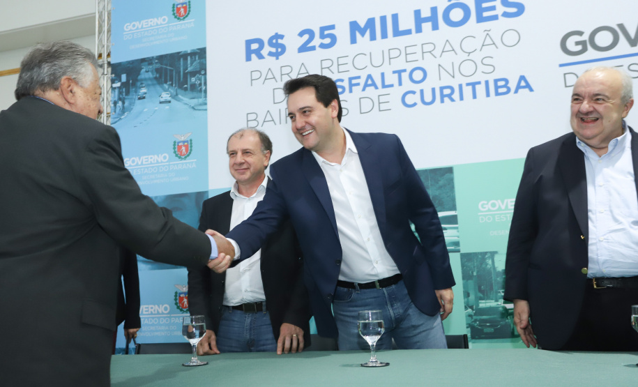O governador Carlos Massa Ratinho Junior autoriza nesta quinta-feira (21) recursos para obras de recape asfáltico em ruas de 36 bairros de Curitiba. A assinatura contou com a presença do prefeito Rafael Greca e o secretário de Estado do Desenvolvimento Urbano, João Carlos Ortega, no Palácio Iguaçu, Curitiba, 21/03/2019 - Foto: Rodrigo Felix Leal/ANPr