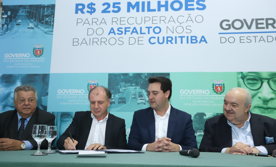 O governador Carlos Massa Ratinho Junior autoriza nesta quinta-feira (21) recursos para obras de recape asfáltico em ruas de 36 bairros de Curitiba. A assinatura contou com a presença do prefeito Rafael Greca e o secretário de Estado do Desenvolvimento Urbano, João Carlos Ortega, no Palácio Iguaçu, Curitiba, 21/03/2019 - Foto: Rodrigo Felix Leal/ANPr