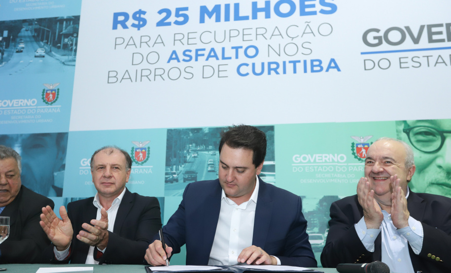 O governador Carlos Massa Ratinho Junior autoriza nesta quinta-feira (21) recursos para obras de recape asfáltico em ruas de 36 bairros de Curitiba. A assinatura contou com a presença do prefeito Rafael Greca e o secretário de Estado do Desenvolvimento Urbano, João Carlos Ortega, no Palácio Iguaçu, Curitiba, 21/03/2019 - Foto: Rodrigo Felix Leal/ANPr