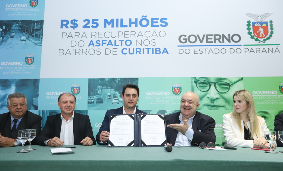 O governador Carlos Massa Ratinho Junior autoriza nesta quinta-feira (21) recursos para obras de recape asfáltico em ruas de 36 bairros de Curitiba. A assinatura contou com a presença do prefeito Rafael Greca e o secretário de Estado do Desenvolvimento Urbano, João Carlos Ortega, no Palácio Iguaçu, Curitiba, 21/03/2019 - Foto: Rodrigo Felix Leal/ANPr