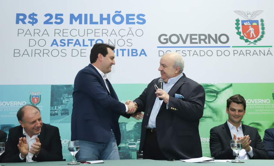 O governador Carlos Massa Ratinho Junior autoriza nesta quinta-feira (21) recursos para obras de recape asfáltico em ruas de 36 bairros de Curitiba. A assinatura contou com a presença do prefeito Rafael Greca e o secretário de Estado do Desenvolvimento Urbano, João Carlos Ortega, no Palácio Iguaçu, Curitiba, 21/03/2019 - Foto: Rodrigo Felix Leal/ANPr