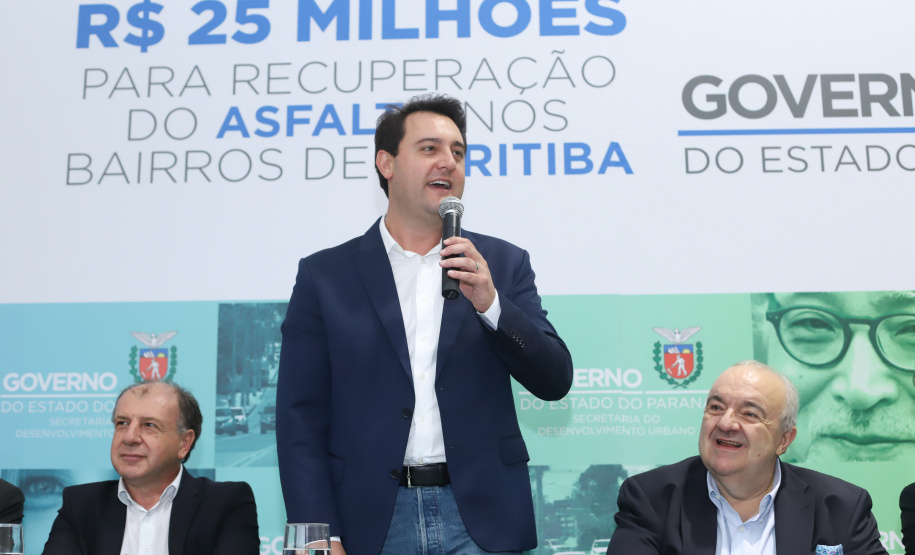 O governador Carlos Massa Ratinho Junior autoriza nesta quinta-feira (21) recursos para obras de recape asfáltico em ruas de 36 bairros de Curitiba. A assinatura contou com a presença do prefeito Rafael Greca e o secretário de Estado do Desenvolvimento Urbano, João Carlos Ortega, no Palácio Iguaçu, Curitiba, 21/03/2019 - Foto: Rodrigo Felix Leal/ANPr